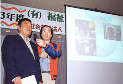 グランプリを受賞した早坂さん（左）と向谷地さんとのユーモアあふれるやりとりに、会場は爆笑の連続