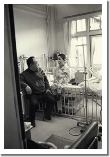 入院中のしんちゃんを見舞うお父さんの写真