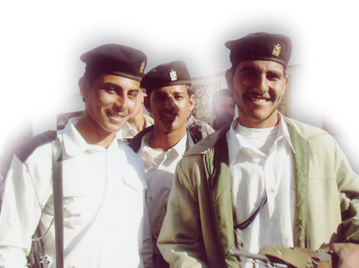 笑顔のイラク人警察官の写真